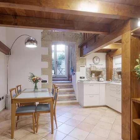 Right House - Small Garden In Old Town - Historical Castle District Appartamento